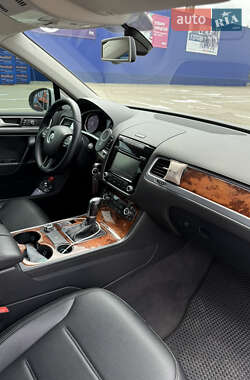 Внедорожник / Кроссовер Volkswagen Touareg 2013 в 