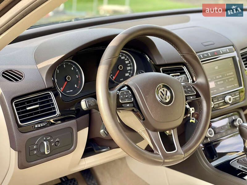 Позашляховик / Кросовер Volkswagen Touareg 2016 в Львові