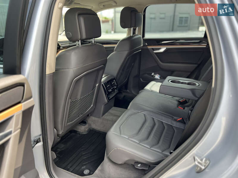 Внедорожник / Кроссовер Volkswagen Touareg 2018 в Львове