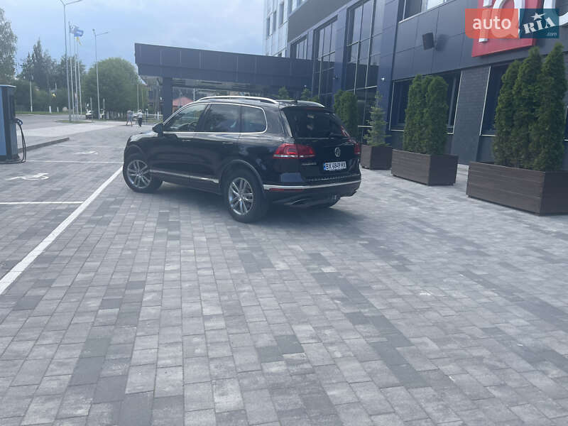 Внедорожник / Кроссовер Volkswagen Touareg 2014 в Городке