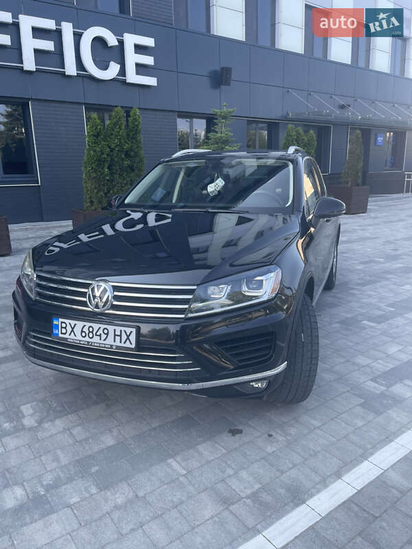 Внедорожник / Кроссовер Volkswagen Touareg 2014 в Городке