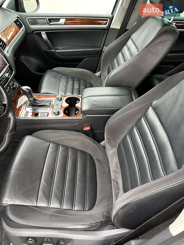 Внедорожник / Кроссовер Volkswagen Touareg 2012 в Луцке