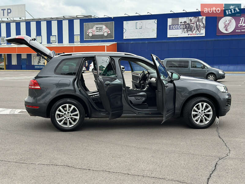 Внедорожник / Кроссовер Volkswagen Touareg 2012 в Луцке