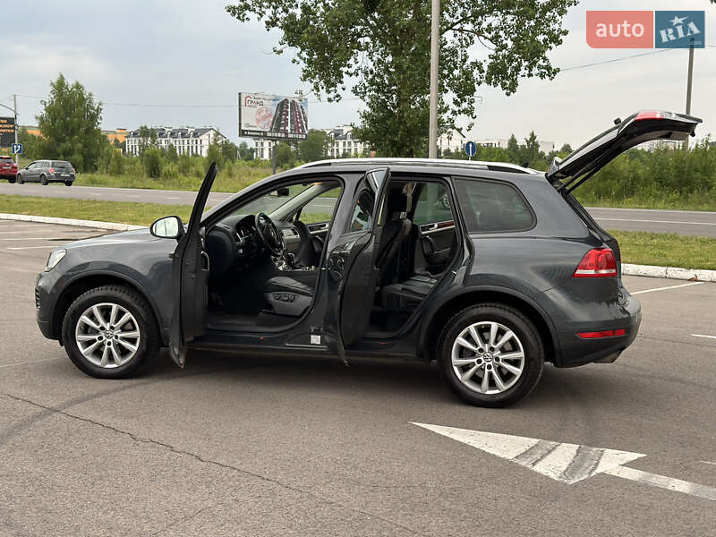 Внедорожник / Кроссовер Volkswagen Touareg 2012 в Луцке