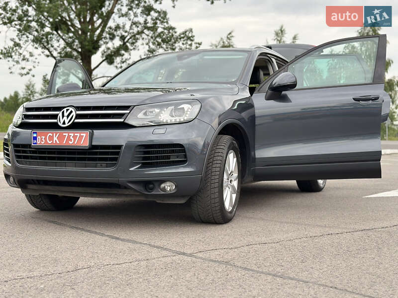 Внедорожник / Кроссовер Volkswagen Touareg 2012 в Луцке