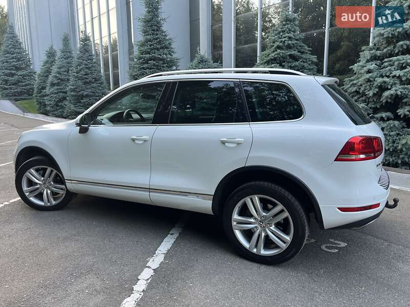 Внедорожник / Кроссовер Volkswagen Touareg 2014 в Киеве