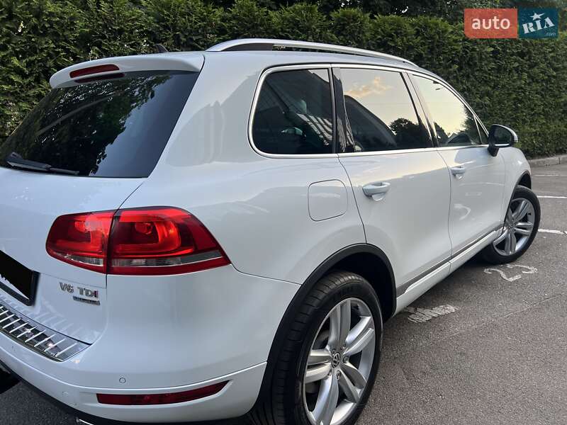 Внедорожник / Кроссовер Volkswagen Touareg 2014 в Киеве