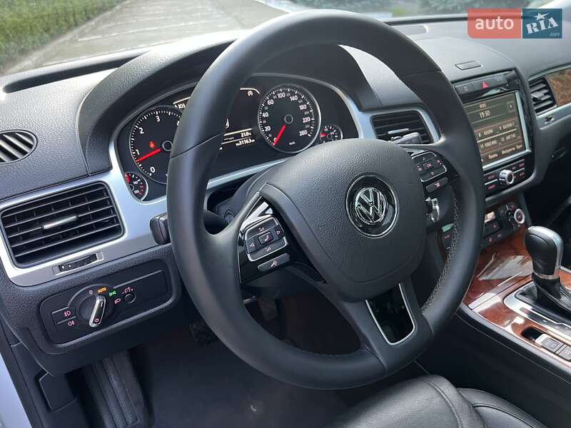 Внедорожник / Кроссовер Volkswagen Touareg 2014 в Киеве