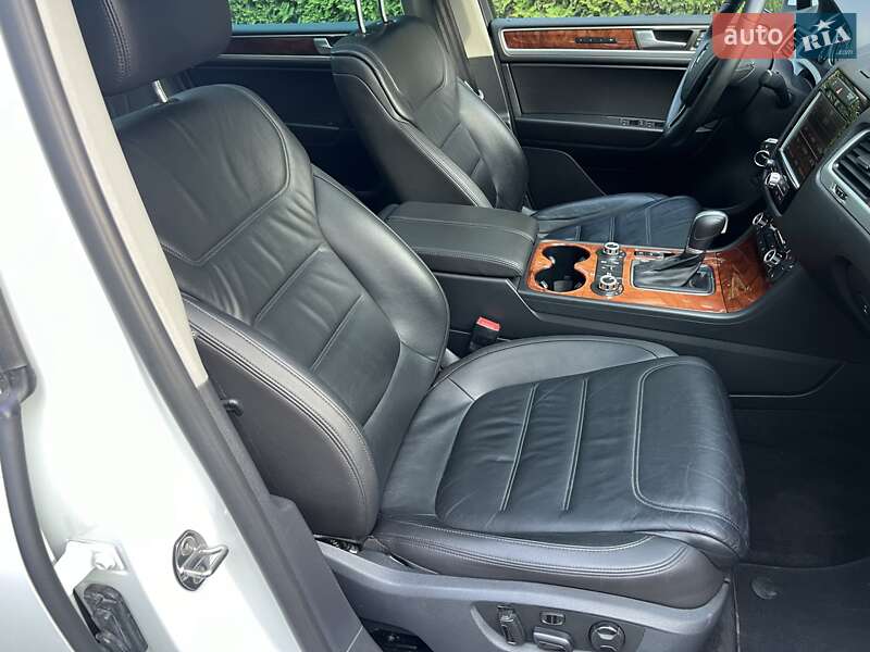 Внедорожник / Кроссовер Volkswagen Touareg 2014 в Киеве