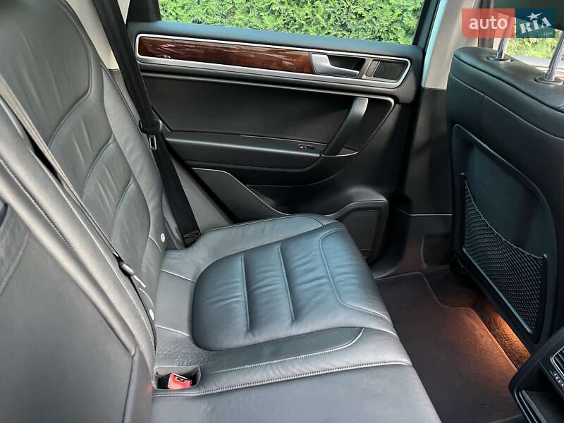 Внедорожник / Кроссовер Volkswagen Touareg 2014 в Киеве
