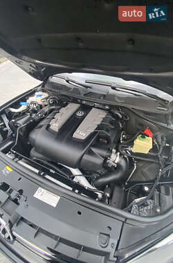 Внедорожник / Кроссовер Volkswagen Touareg 2012 в 