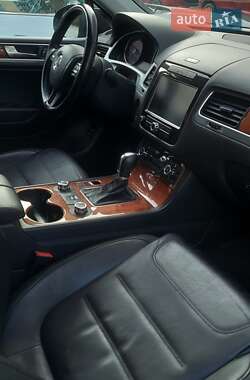 Внедорожник / Кроссовер Volkswagen Touareg 2010 в 