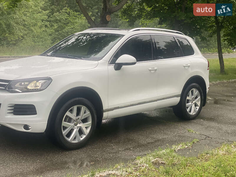 Позашляховик / Кросовер Volkswagen Touareg 2013 в Києві