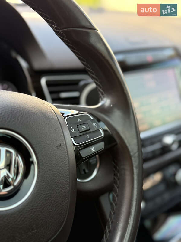 Внедорожник / Кроссовер Volkswagen Touareg 2011 в Золочеве