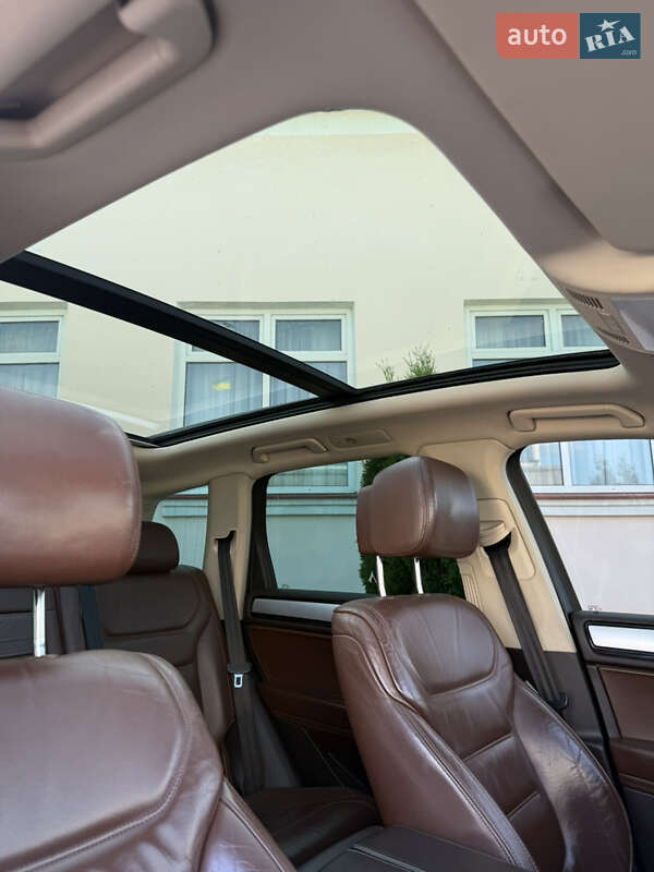 Внедорожник / Кроссовер Volkswagen Touareg 2011 в Золочеве