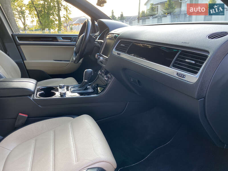 Внедорожник / Кроссовер Volkswagen Touareg 2013 в Виннице