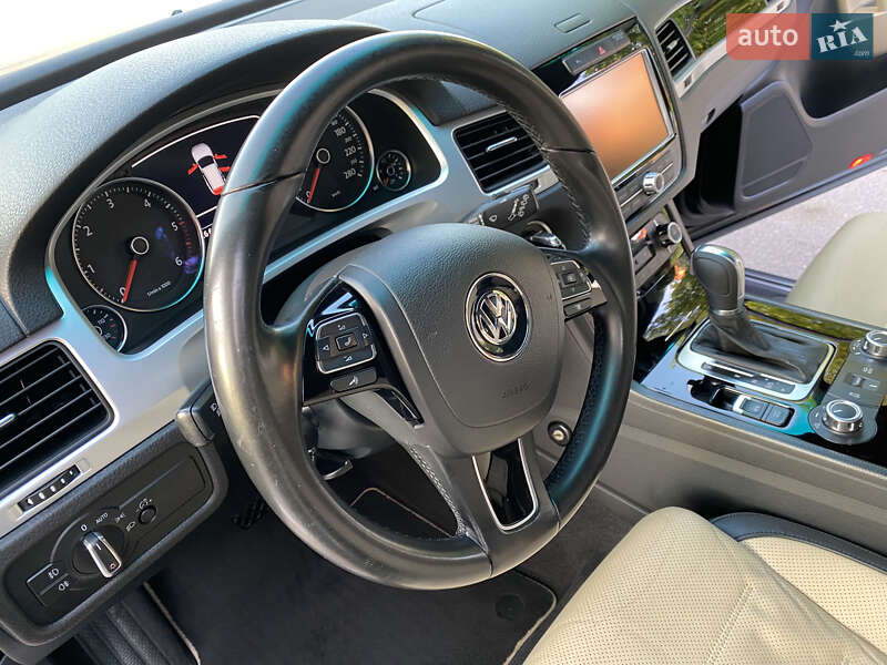 Внедорожник / Кроссовер Volkswagen Touareg 2013 в Виннице