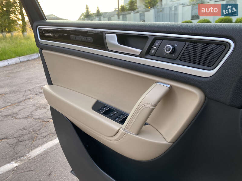 Внедорожник / Кроссовер Volkswagen Touareg 2013 в Виннице