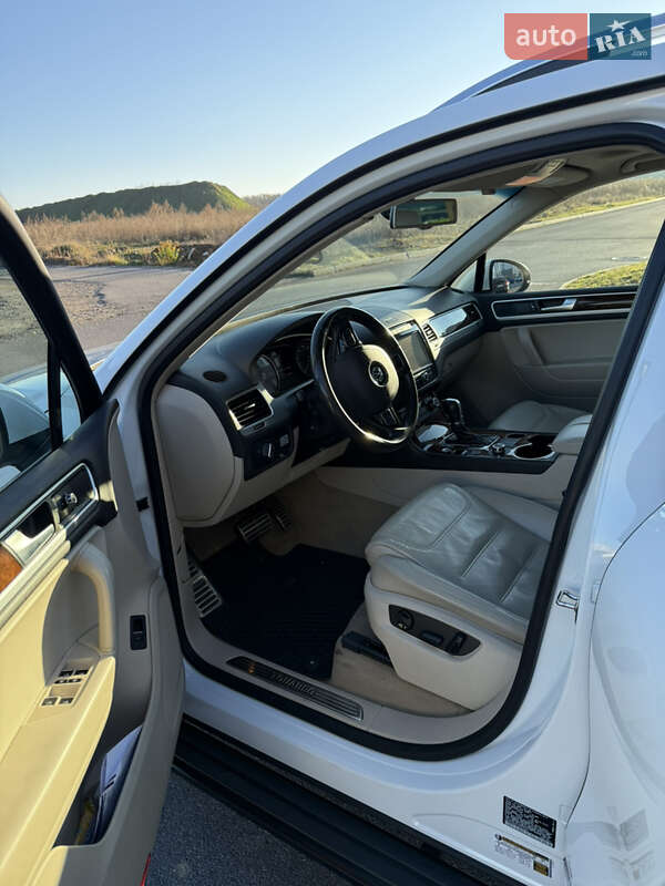 Внедорожник / Кроссовер Volkswagen Touareg 2014 в Виннице
