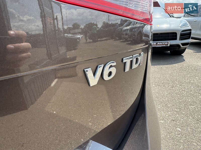 Позашляховик / Кросовер Volkswagen Touareg 2012 в Києві