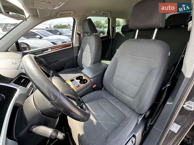 Позашляховик / Кросовер Volkswagen Touareg 2012 в Києві