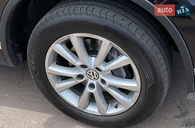 Внедорожник / Кроссовер Volkswagen Touareg 2018 в 