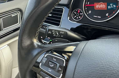 Позашляховик / Кросовер Volkswagen Touareg 2015 в 