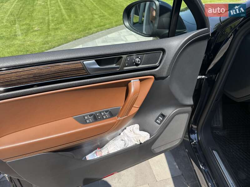 Позашляховик / Кросовер Volkswagen Touareg 2013 в Києві