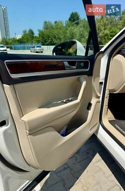 Позашляховик / Кросовер Volkswagen Touareg 2014 в 