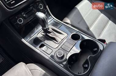 Внедорожник / Кроссовер Volkswagen Touareg 2012 в 