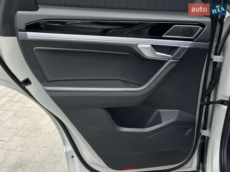 Позашляховик / Кросовер Volkswagen Touareg 2020 в Мукачевому