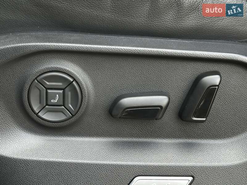 Позашляховик / Кросовер Volkswagen Touareg 2020 в Мукачевому