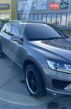 Позашляховик / Кросовер Volkswagen Touareg 2015 в Запоріжжі