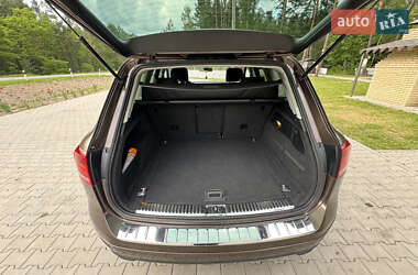 Внедорожник / Кроссовер Volkswagen Touareg 2012 в 