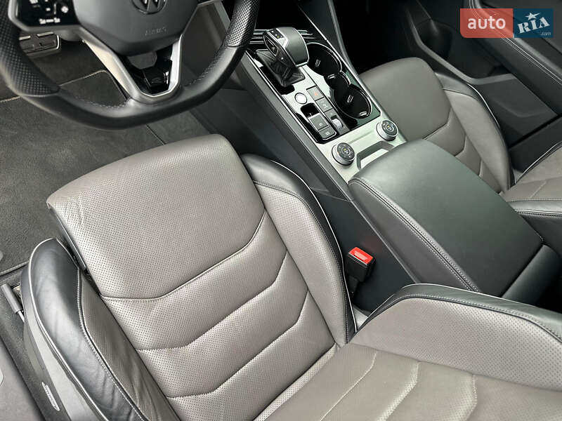 Внедорожник / Кроссовер Volkswagen Touareg 2020 в Киеве