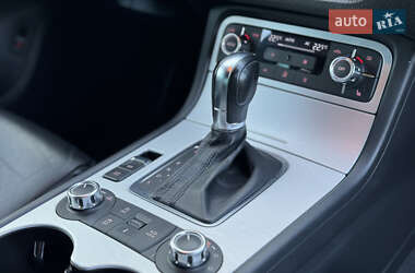 Внедорожник / Кроссовер Volkswagen Touareg 2012 в 