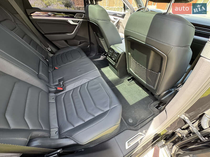 Позашляховик / Кросовер Volkswagen Touareg 2020 в Києві