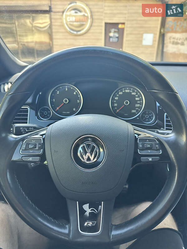 Позашляховик / Кросовер Volkswagen Touareg 2015 в Миколаєві