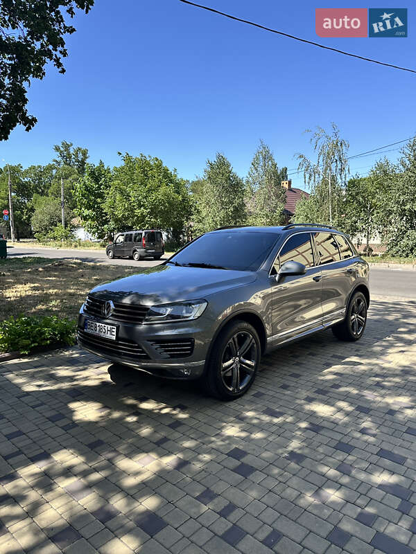 Позашляховик / Кросовер Volkswagen Touareg 2015 в Миколаєві