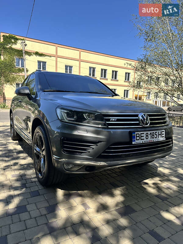 Позашляховик / Кросовер Volkswagen Touareg 2015 в Миколаєві