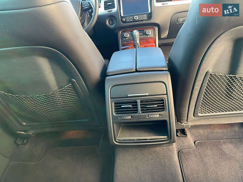 Внедорожник / Кроссовер Volkswagen Touareg 2014 в Киеве