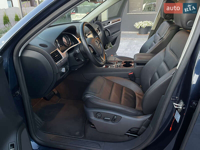 Внедорожник / Кроссовер Volkswagen Touareg 2014 в Киеве