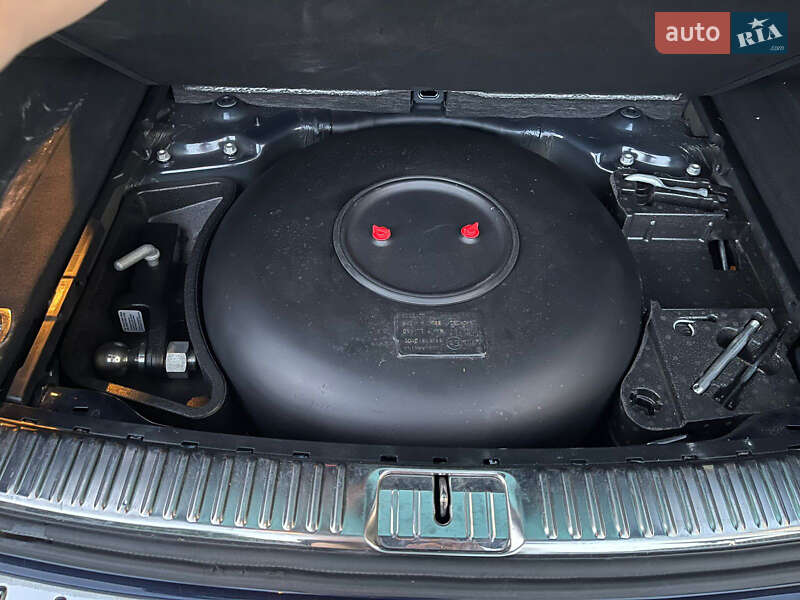 Внедорожник / Кроссовер Volkswagen Touareg 2014 в Киеве