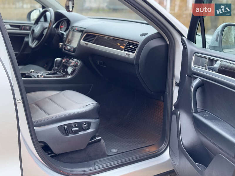 Внедорожник / Кроссовер Volkswagen Touareg 2010 в Луцке