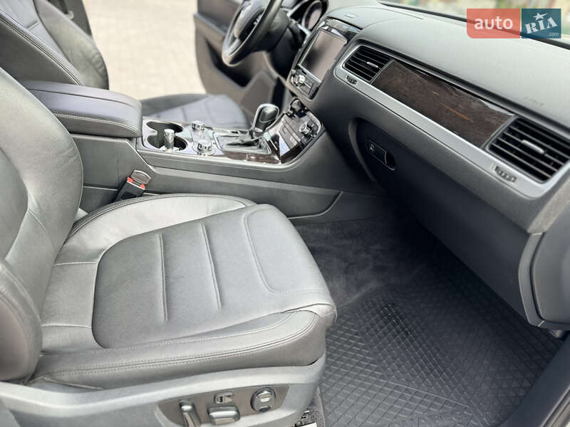 Внедорожник / Кроссовер Volkswagen Touareg 2010 в Луцке