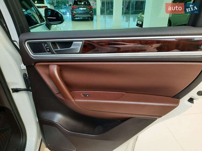 Внедорожник / Кроссовер Volkswagen Touareg 2014 в Хмельницком