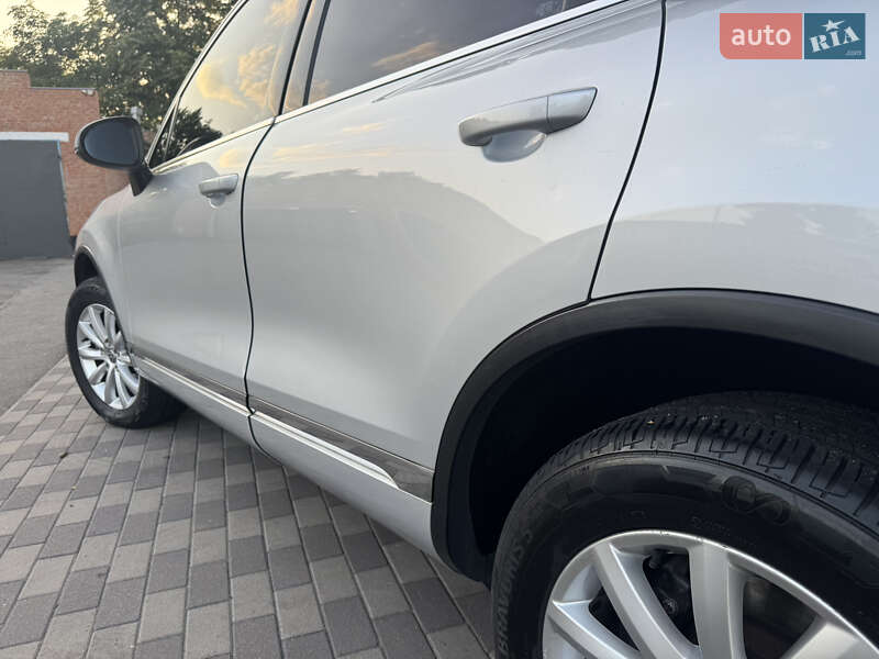 Внедорожник / Кроссовер Volkswagen Touareg 2012 в Киеве