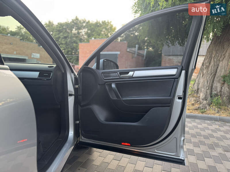 Внедорожник / Кроссовер Volkswagen Touareg 2012 в Киеве