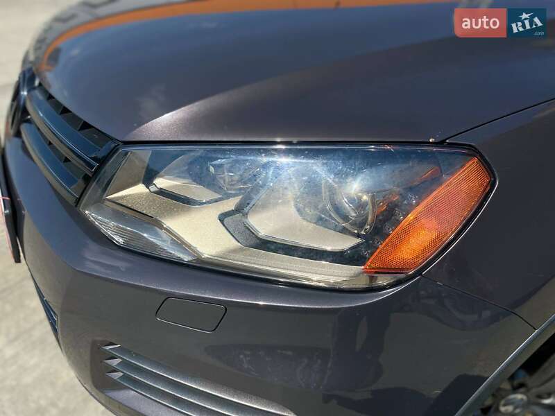 Внедорожник / Кроссовер Volkswagen Touareg 2012 в Киеве