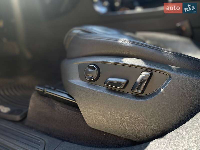 Внедорожник / Кроссовер Volkswagen Touareg 2012 в Киеве